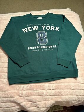 New York Graphic Crewneck Sweatshirt in Forest Green